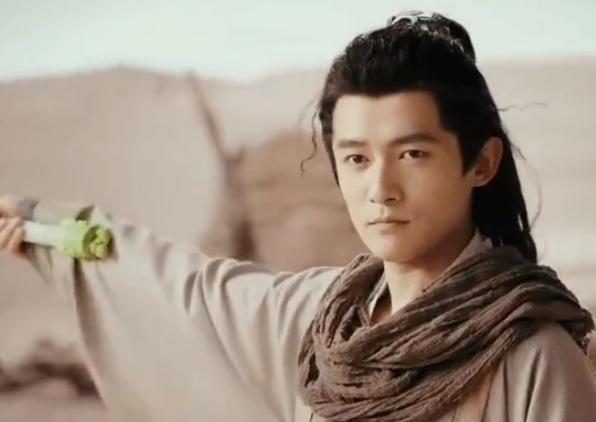 摘掉后险些没认出来他反差感也太强了龙8游戏网址国色芳华：戴上眼罩帅气(图3)