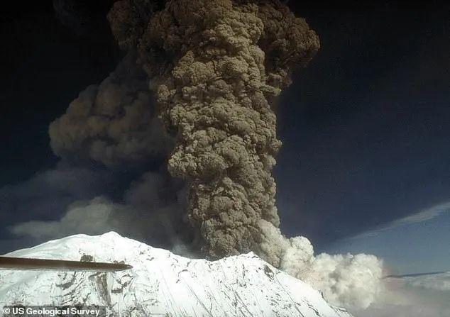 山可能近期爆发当地居民抢购口罩5000年未爆发！美国大型火(图2)